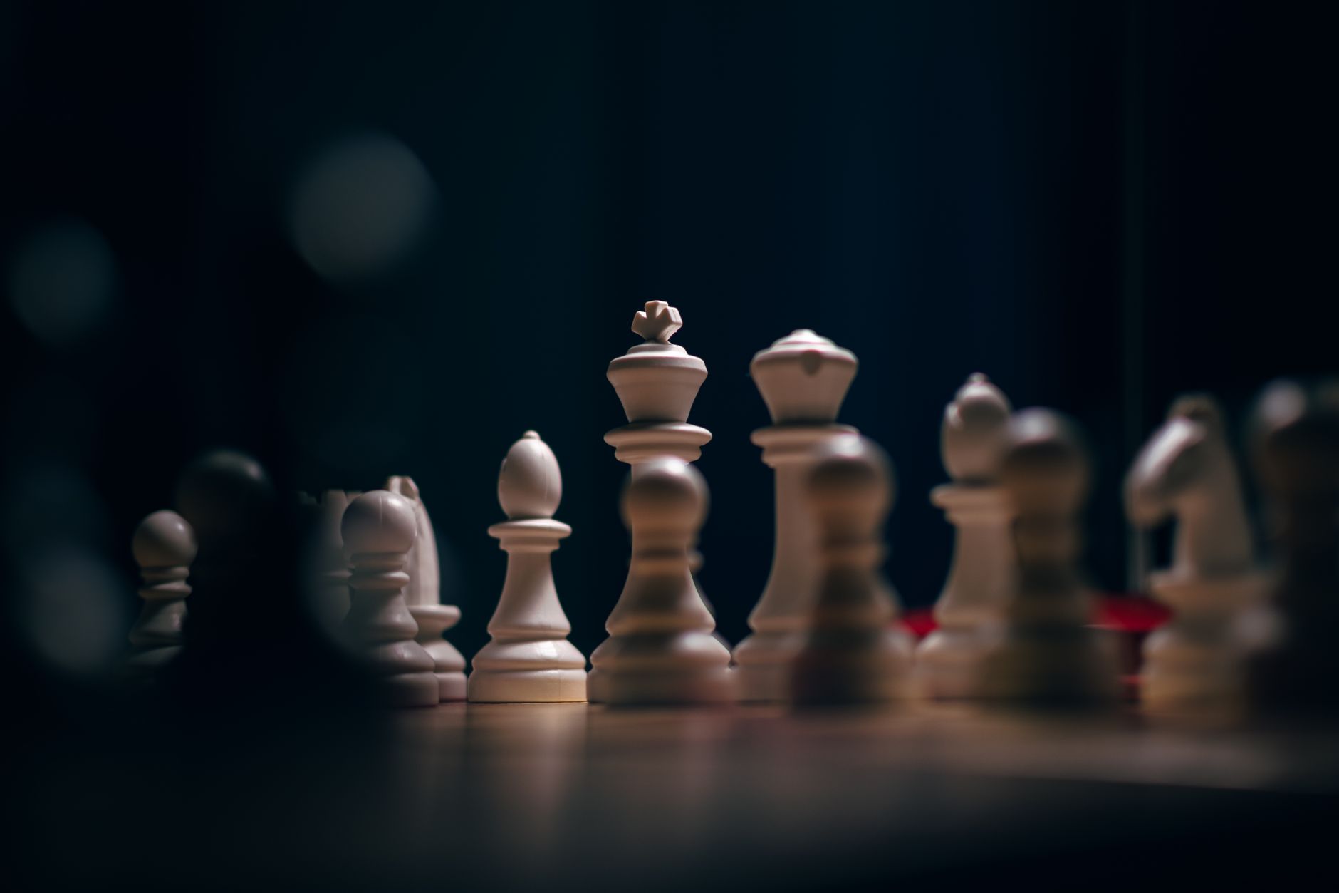 棋盤上的棋子特寫,象徵流年運勢的策略佈局