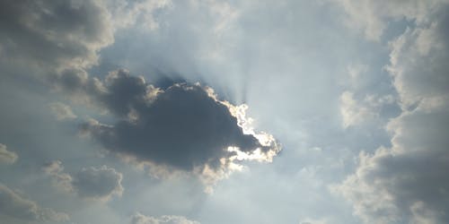 Бесплатное стоковое фото с белые облака, ливень, луч солнца
