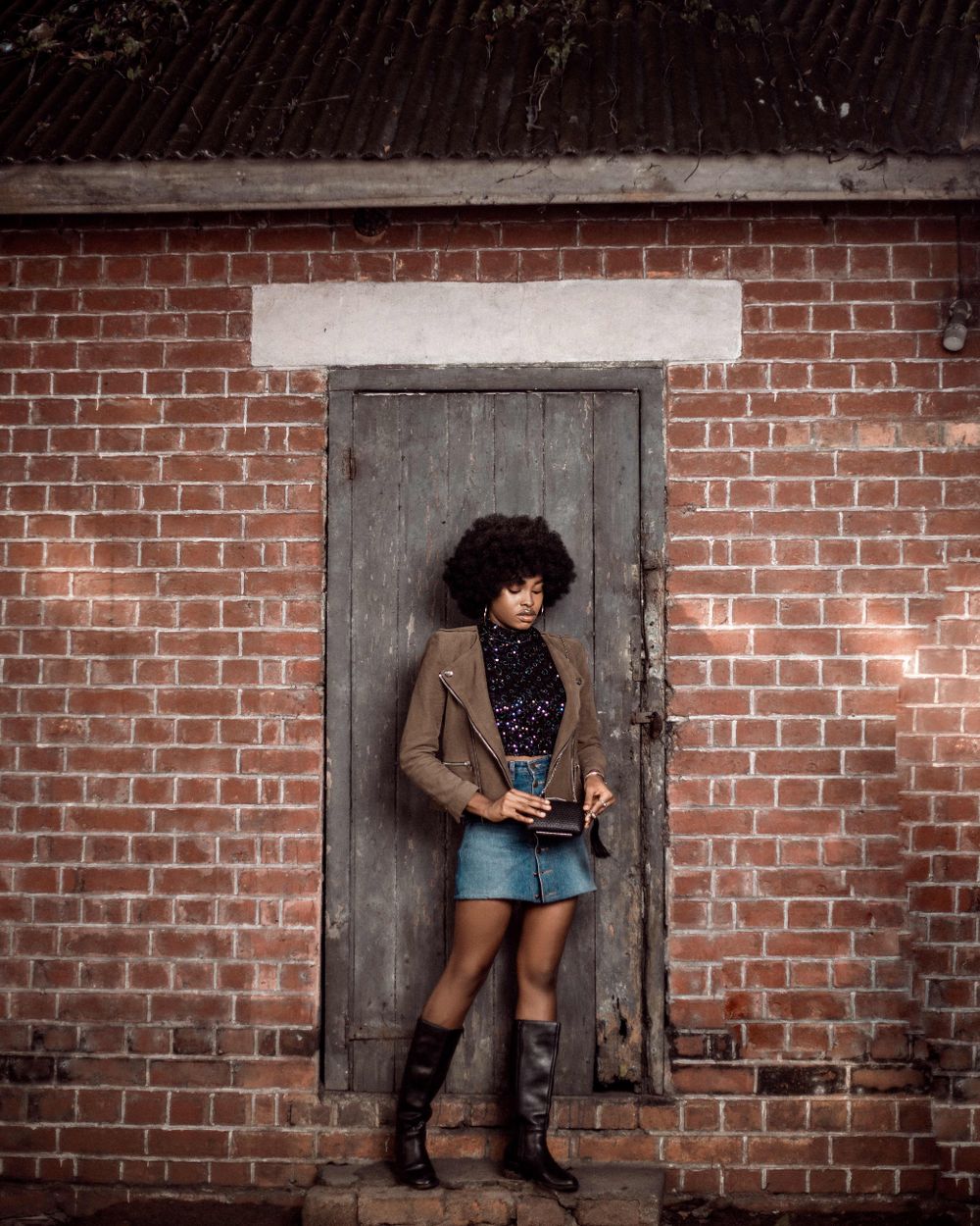Jeansrock und Stiefel im Streetstyle