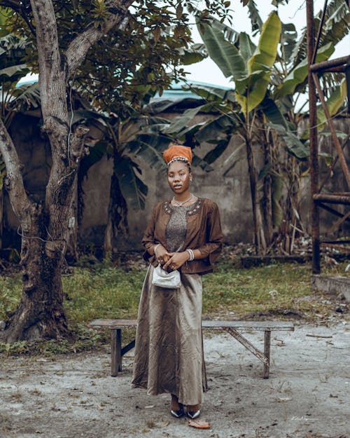 Безкоштовне стокове фото на тему «африканська жінка, вертикальні постріл, гаманець»