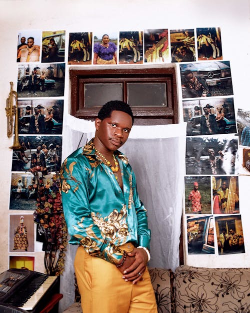 Fotos de stock gratuitas de de pie, habitación, hombre africano