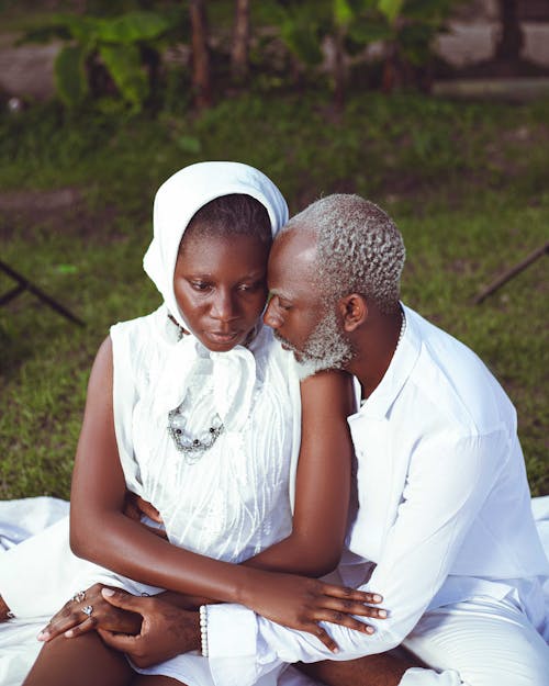 Δωρεάν στοκ φωτογραφιών με αφρικανοί, ζευγάρι, καθιστός