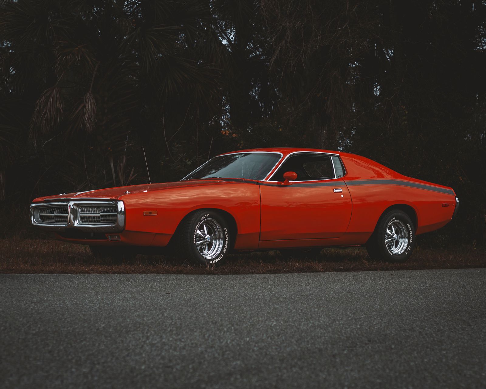 Roter Dodge Charger als klassischer Muscle Car