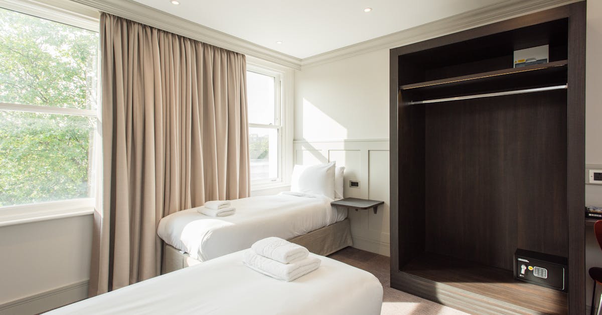 Bright twin hotel room with contemporary design in London, perfect for relaxation.