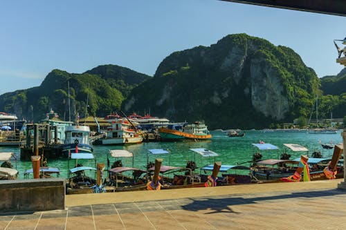 Relaxing excursion through Phi Phi Islands 