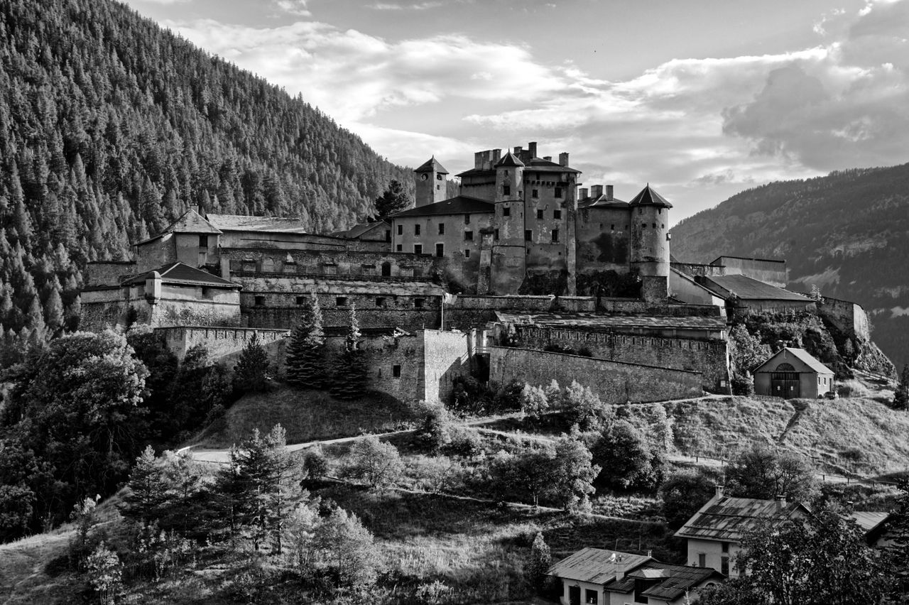 Isère : Château du XIIIe siècle à Septème proposé à 3,8 M€