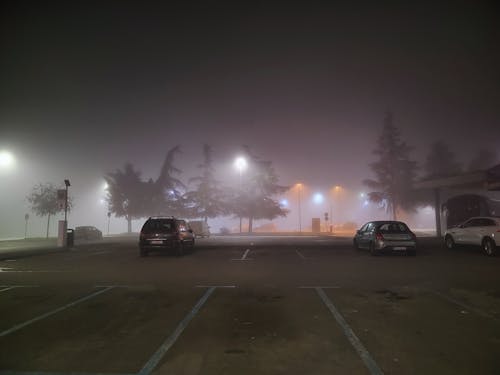 Darmowe zdjęcie z galerii z mgła, mglista noc, miasto