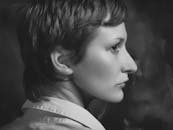 工作室环境中拍摄的短发女性单色侧面肖像