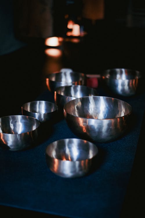 A group of silver bowls sitting on a table