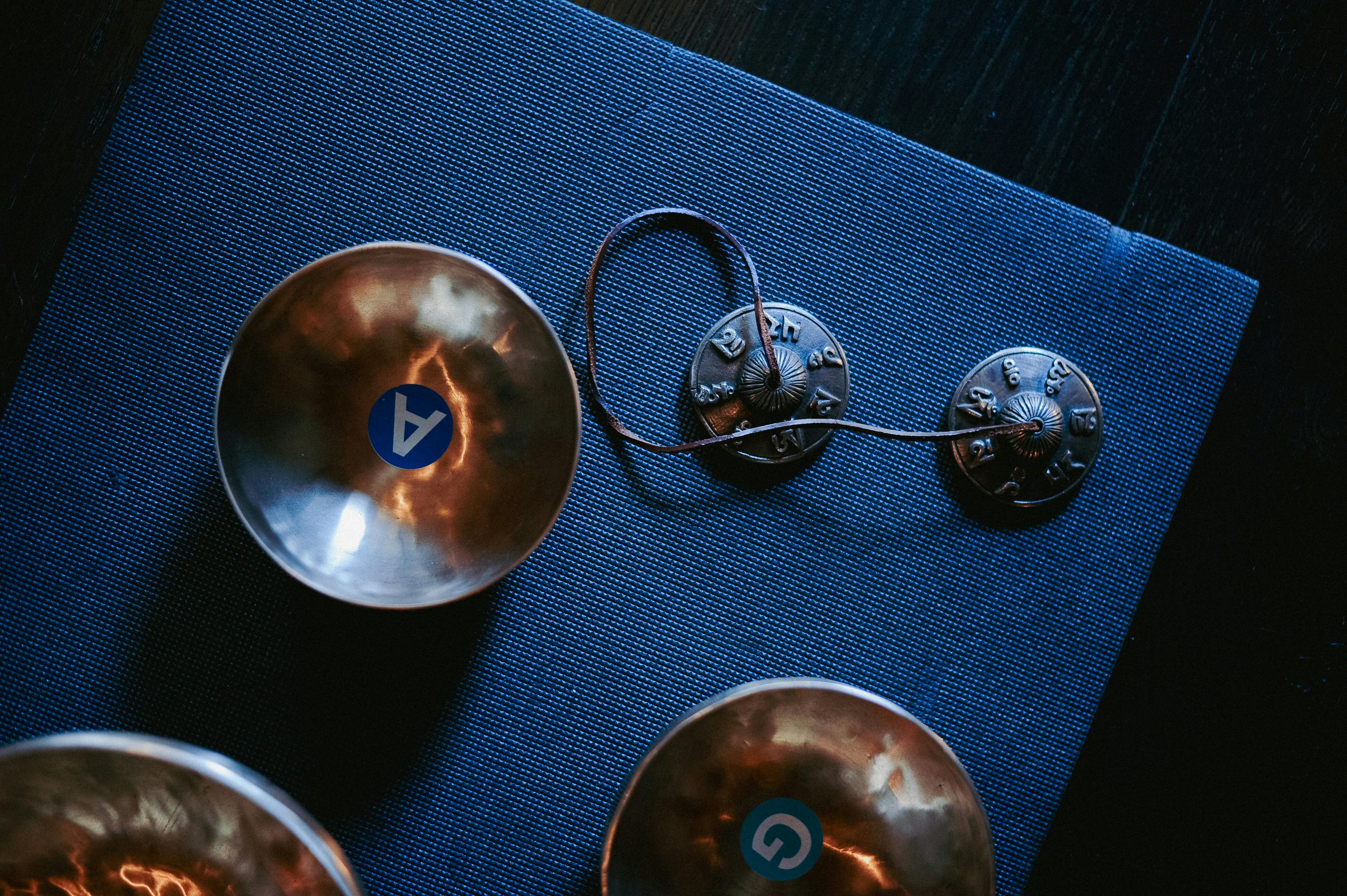 Detailansicht von Anti-Vibrations-Matte und Stellfüßen unter einem Trockner auf festem Boden