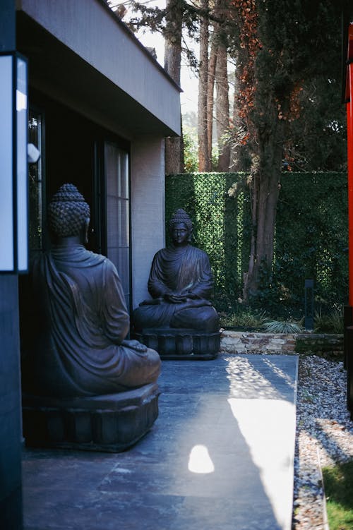 Buddhas Statues at Entrance