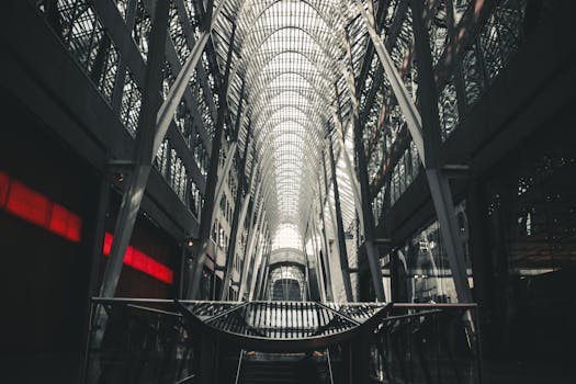 城市环境中，令人印象深刻的现代建筑以玻璃、钢铁和光线反射为特色