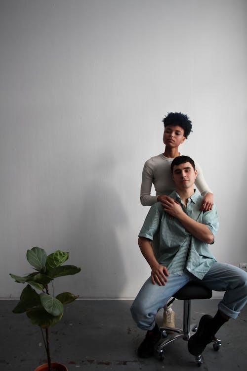 Foto profissional grátis de cadeira, camisa, casal interracial