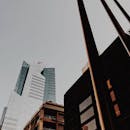 阿布扎比晴朗的天空下，独特的摩天大楼展现了现代建筑与城市发展