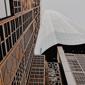 从低角度拍摄的阿布扎比现代摩天大楼与传统建筑形成鲜明对比