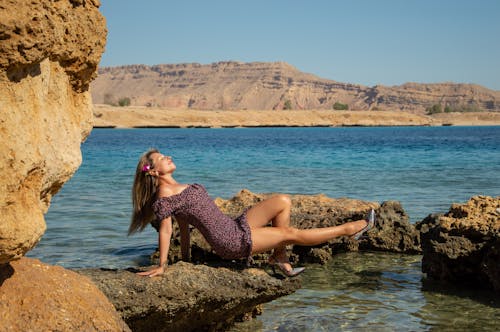 Çiçekli elbise, deniz kenarı, deniz kıyısı içeren Ücretsiz stok fotoğraf