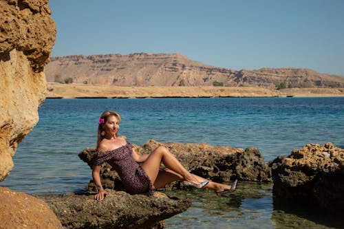 Darmowe zdjęcie z galerii z blond, brzeg oceanu, fioletowa sukienka