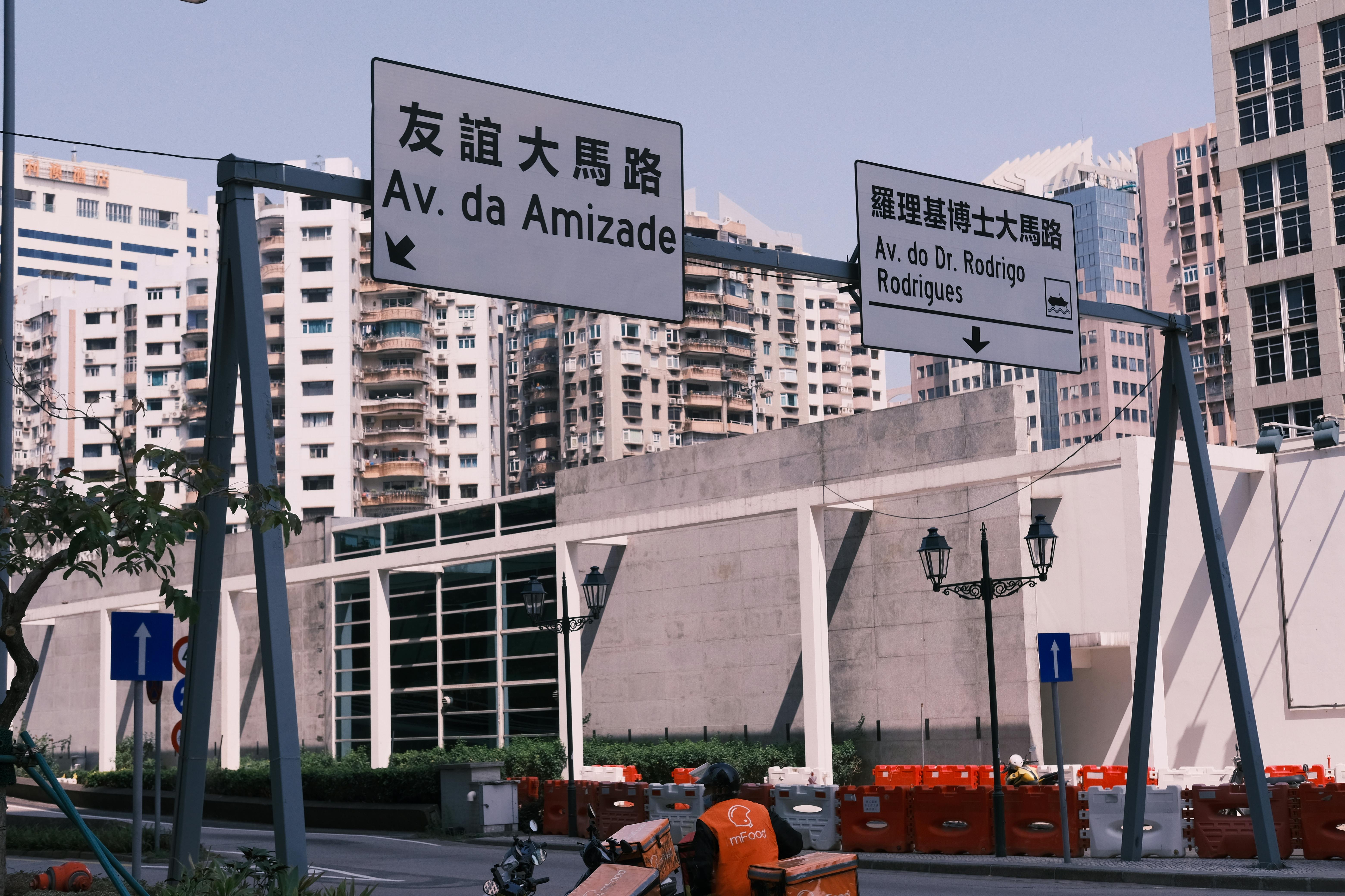 Bilingual Mandarin and Korean signage at a dedicated coordinator desk in a Gangnam clinic