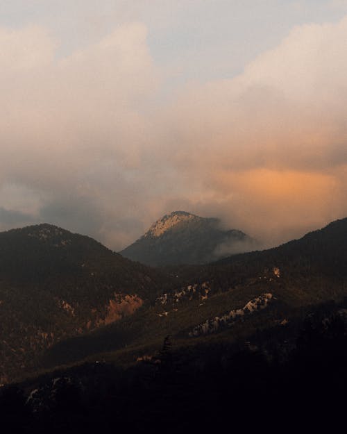 Foto d'estoc gratuïta de capvespre, foto des d'un dron, muntanyes