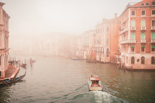 Photos gratuites de bateau à moteur, bâtiments, brouillard