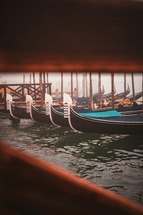 Fotobanka s bezplatnými fotkami na tému Benátky, breh, člny