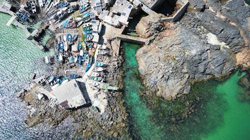 Δωρεάν στοκ φωτογραφιών με ακτή, βάρκες, βράχια