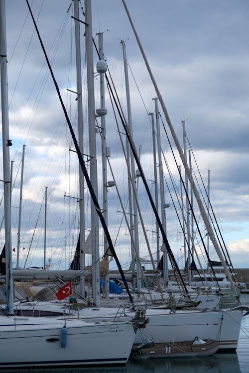 Foto profissional grátis de ancorado, bandeira, embarcações