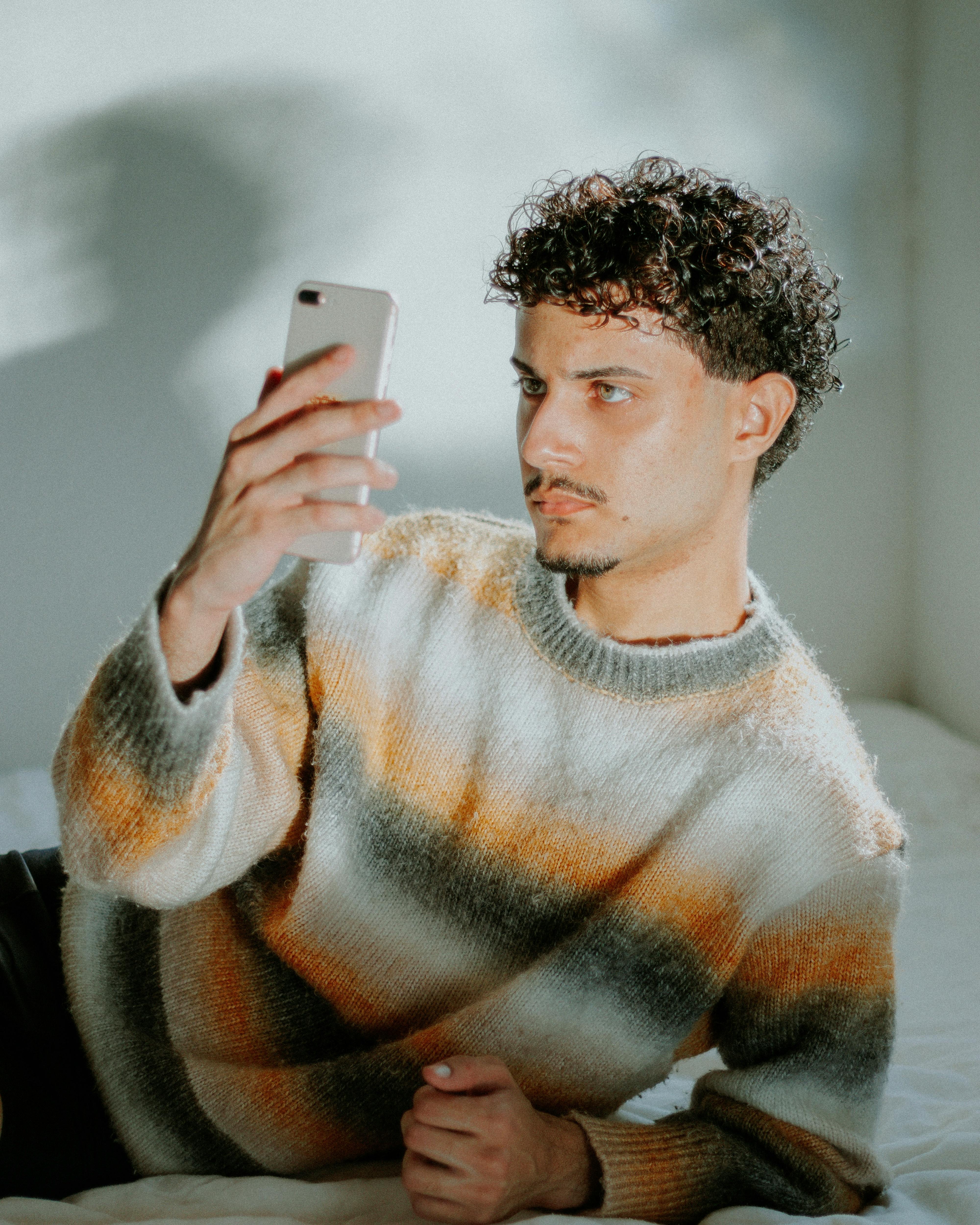 bezplatná Základová fotografie zdarma na téma chloupky na obličeji, chytrý telefon, denní Základová fotografie