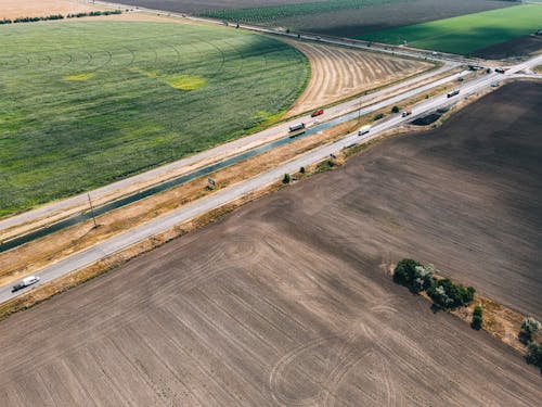 Бесплатное стоковое фото с автомобили, Аэрофотосъемка, дорога