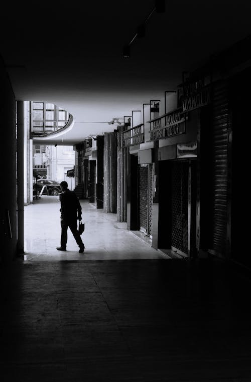Immagine gratuita di bianco e nero, camminando, edificio