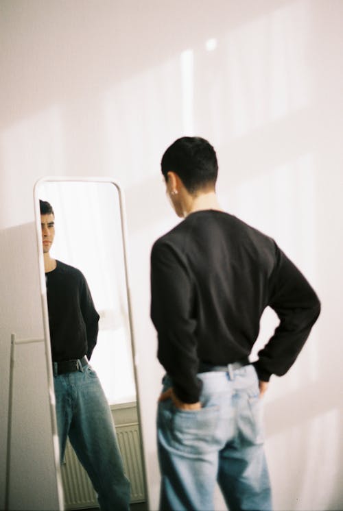 Бесплатное стоковое фото с вертикальный выстрел, джинсы, зеркало