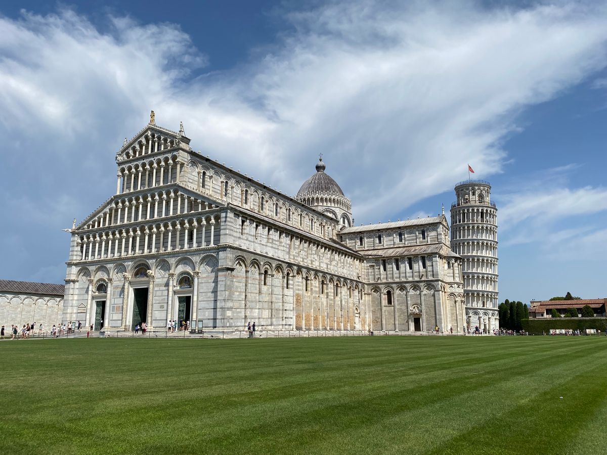 Toscane glooiende heuvels met wijngaarden