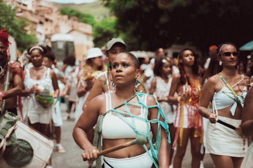 Foto profissional grátis de acontecimento, amontoado, andando