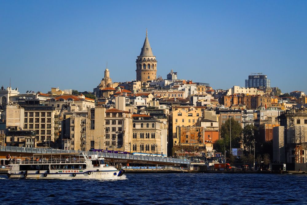 Torre de Gálata y ciudad de Estambul junto al Bósforo