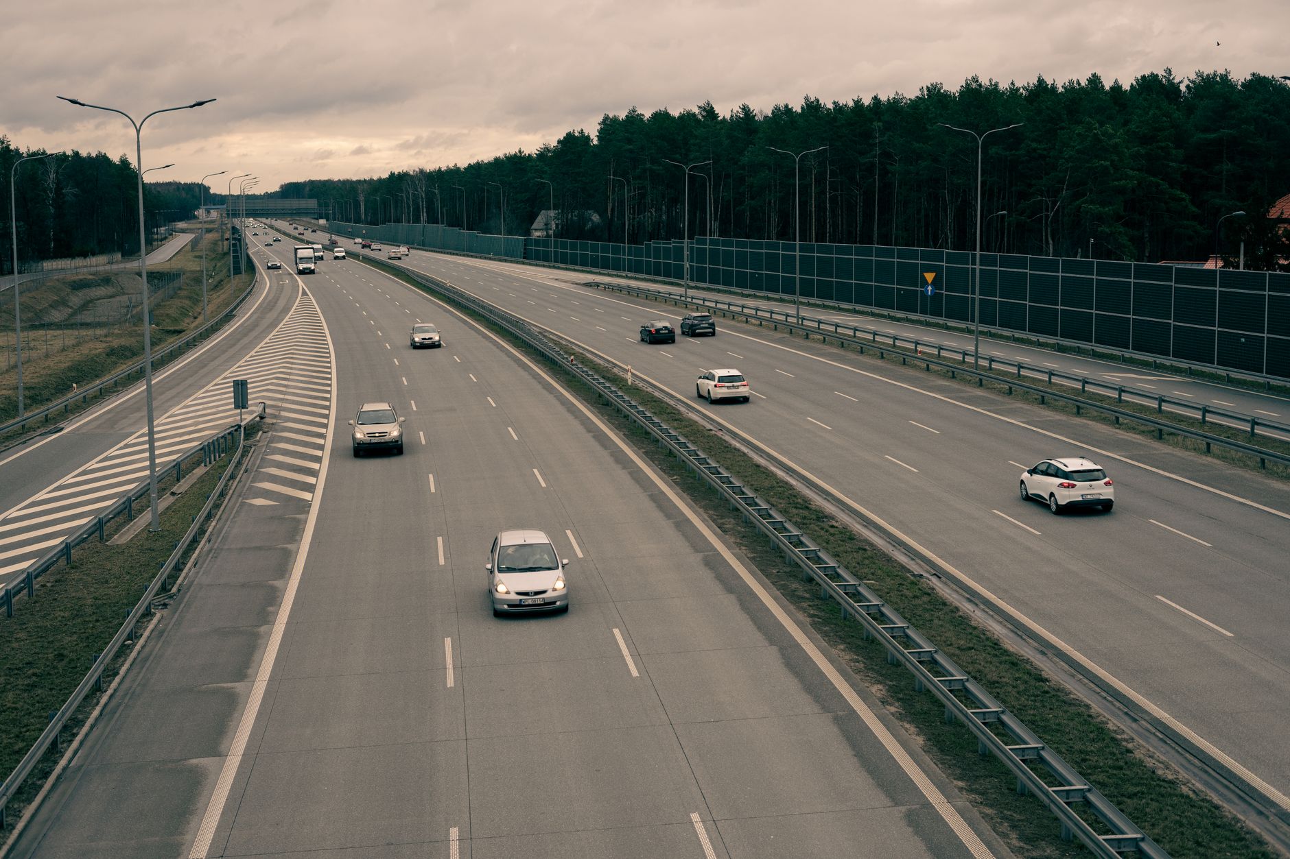 Utrecht'teki otoyolda trafik ve ses bariyeri