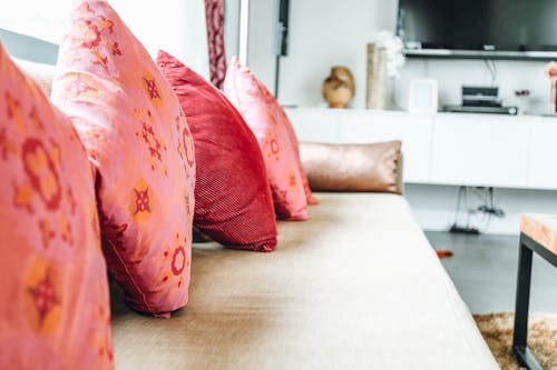 бесплатная Куча из четырех розовых подушек на диване Стоковое фото