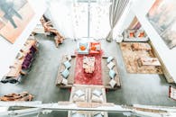 客厅明亮宽敞，采用现代设计，配有舒适的沙发和充满活力的装饰元素