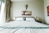 这间卧室风格时尚，配有现代家具，采用极简主义设计