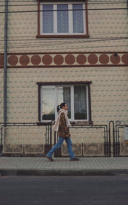 Immagine gratuita di camminando, donna, edificio