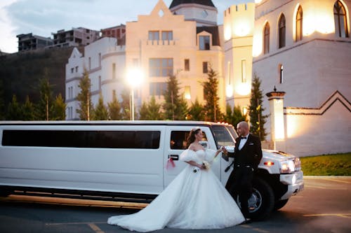 Gratis lagerfoto af bil, brudekjole, bryllupsfotografering