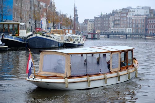 Gratis arkivbilde med amsterdam, båt, boligblokker