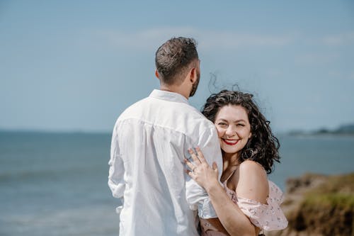 Foto d'estoc gratuïta de abraçant, camisa blanca, dempeus