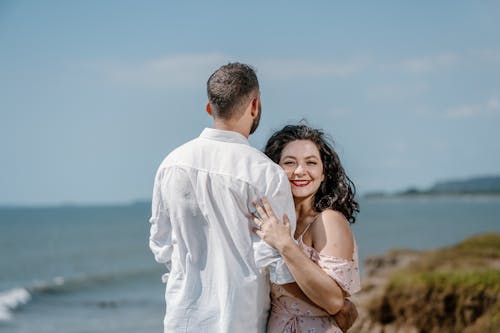 Foto d'estoc gratuïta de abraçant, camisa blanca, dempeus