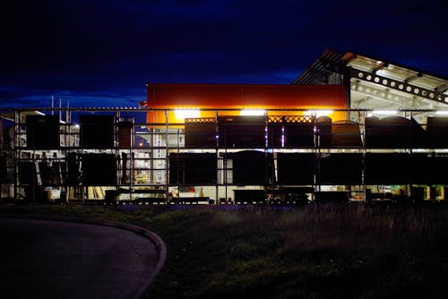 Foto profissional grátis de arquitetura, azul, cidade da noite