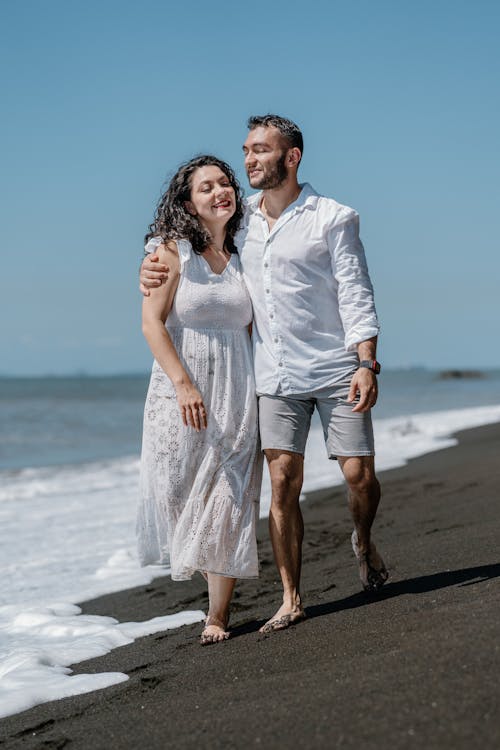 Foto d'estoc gratuïta de caminant, camisa blanca, dona