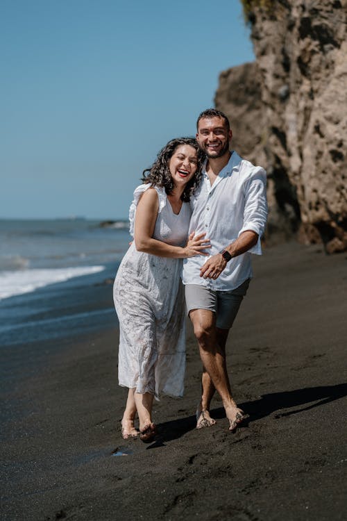 Fotos de stock gratuitas de caminando, Camisa blanca, cogidos de la mano