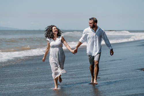 Fotos de stock gratuitas de caminando, Camisa blanca, cogidos de la mano