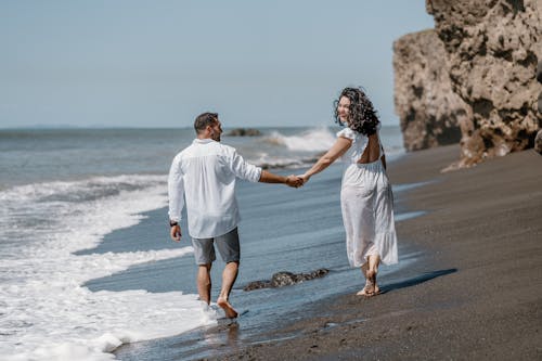 Foto profissional grátis de camisa branca, casal, costa