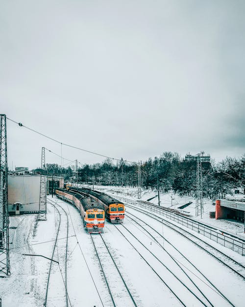 軌道上の2つの列車の航空写真