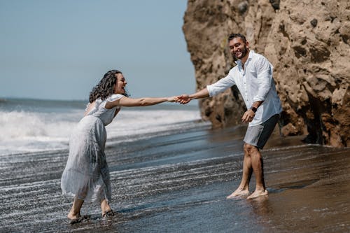 Foto d'estoc gratuïta de camisa blanca, de la mà, dempeus